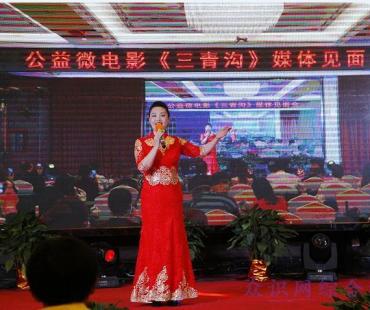 走入公益微电影的余政学  用大爱领引前行   用行动传递真情