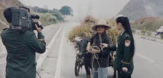 图为张雪艳驻扎在村里时在金宜公路采访。警方供图