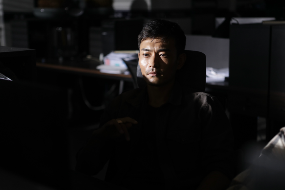 该片主要讲述双阳市刑警队长何飞(李先时饰)在扫黑除恶斗争中与犯罪分子斗智斗勇,于层层迷雾中拨云见日,最终让黑恶势力犯罪集团曝光在阳光之下的精彩故事。