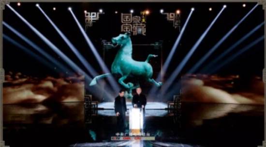 在电视技术的使用上“《国家宝藏》从“展陈空间”起就利用了“AI+VR裸眼3D”拍摄技术，打造无限延展的五维时空，穿越国宝的历史场景。在展演时刻，节目又从历史情境中攫取特殊的切角和视角赋能文艺表演，让演员突破了传统舞台空间呈现形态，打造出新颖炫酷的精品节目。