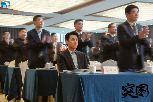 齐本安（靳东饰）本是北京中福集团的宣传总监，与集团董事长林满江（黄志忠饰）、京州中福总经理石红杏（闫妮饰）是师出同门的师兄妹，三人的关系变得微妙起来。齐本安（靳东饰）到任后，发现京州中福可能涉及国有资产流失等一系列问题，围绕着人民的财产侵吞与守护，错综复杂的人物关系与矛盾纠葛，一场没有硝烟的战争悄然打响。在囯有企业改革的大潮中，裹挟林满江（黄志忠饰）、齐本安（靳东饰）、石红杏（闫妮饰）三人的政治信仰与爱恨情仇，有人利令智昏有人坚守初心，人性的暗面与光辉共存，最终一定有人在利益诱惑面前守住初心，忠于良知和信仰，突出重围。