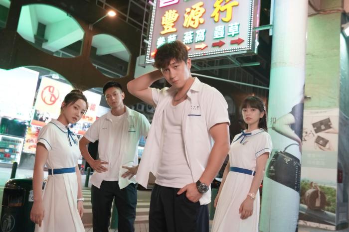 网剧《东北插班生》中的四个主要角色。从左至右:“东北大妞”韩梅梅(崔真真 饰)、来自台湾的张文峰(黄曦彦 饰)、来自东北的王虎(史元庭 饰)、“台湾甜妹”沈嘉仪(苏祈安 饰)。(受访者供图/《中国新闻》报 发)