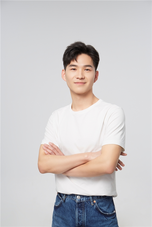 据了解,毕业于北京电影学院的男演员王安泽在剧中出演大张伟的原型角色张伟。剧中王安泽饰演的张伟背着一把吉他游走在大街小巷,和好哥们们一起打架一起吹牛一起唱歌一起上学,一起畅想未来的一段美好故事。网剧《曾少年之小时候》将在腾讯视频、爱奇艺联合播出,期待王安泽演绎的大张伟的少年故事。