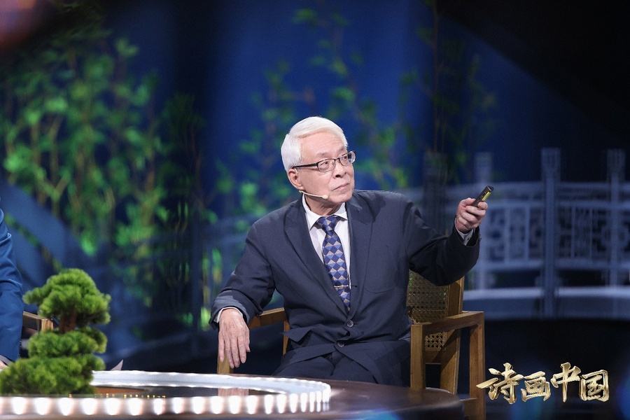 穿着西装笔挺的男子正在演讲描述已自动生成