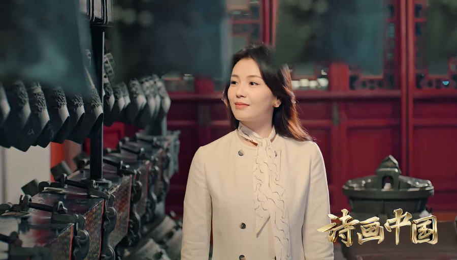 人站着中度可信度描述已自动生成