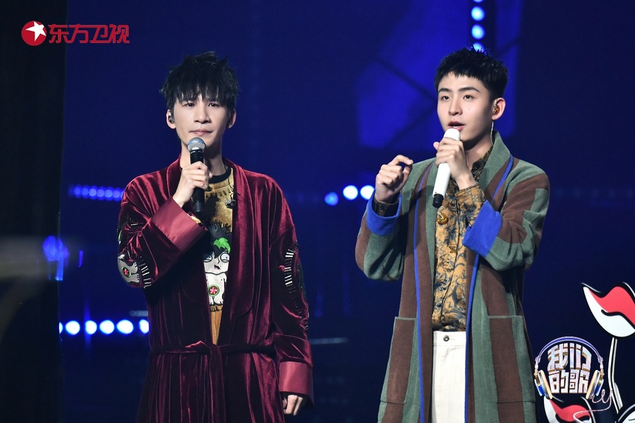 男人和女人在舞台上唱歌描述已自动生成