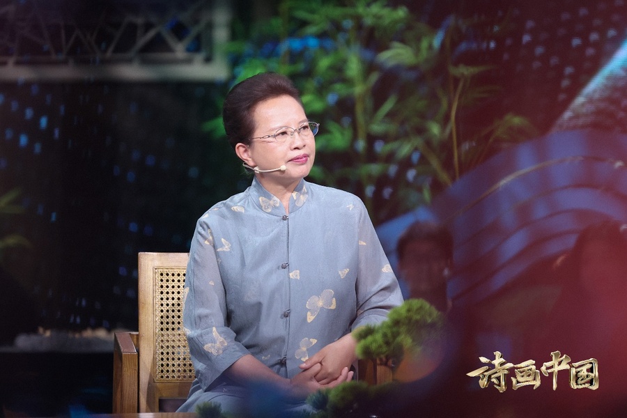 男人穿着衬衫中度可信度描述已自动生成