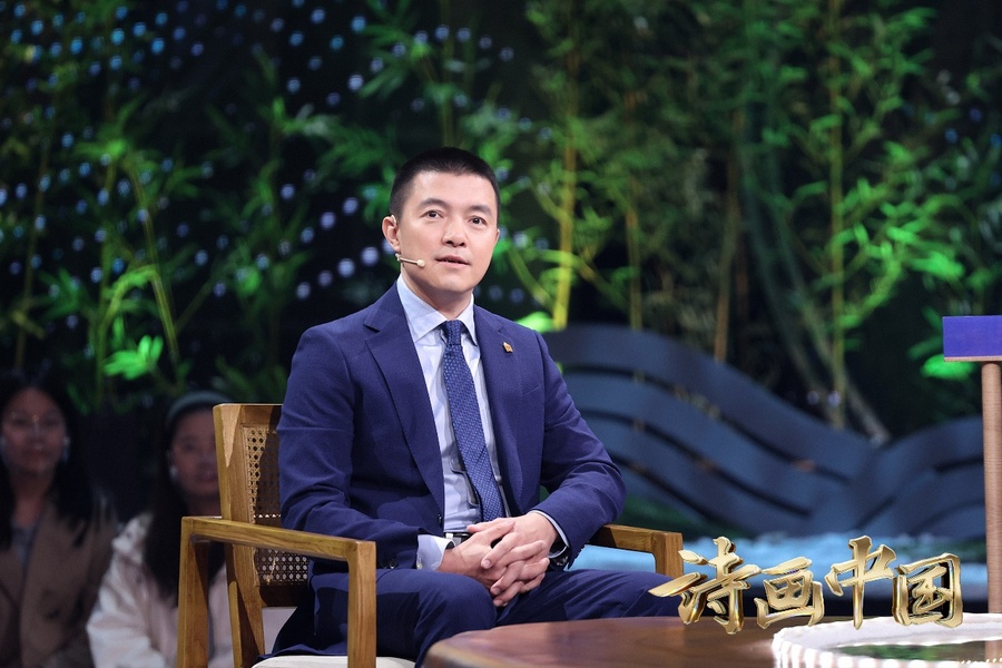 穿着西装笔挺的男子与小孩中度可信度描述已自动生成