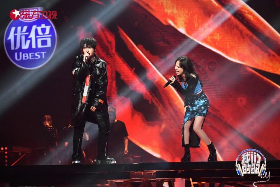 图片包含 男人, 站, 骑, 板子
描述已自动生成