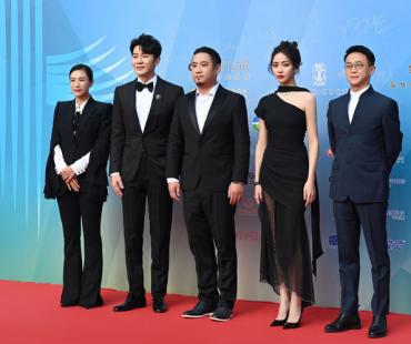 徐峥监制新片《成为赢家》亮相海南岛国际电影节明星阵容闪耀红毯