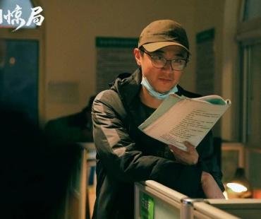 公安警匪题材影片《一日惊局》首曝海报，平凡保安守望正义