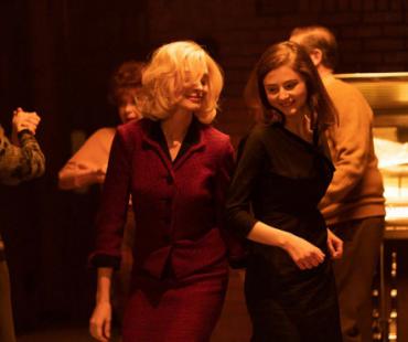 《艾琳》发布剧照 安妮·海瑟薇和麦肯齐动作亲昵