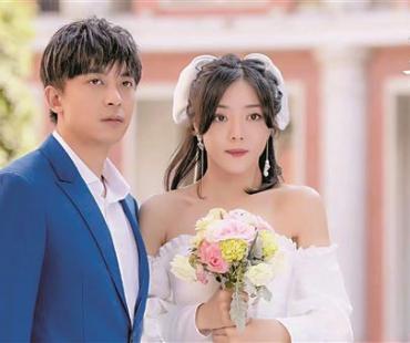 李佳航邓家佳演绎“快进人生”