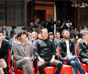 《虎视眈眈》开机仪式 新人演员侯佳音银幕首作引期待