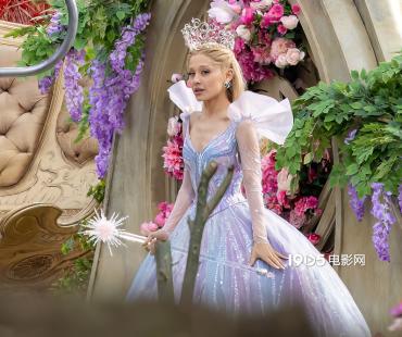 A妹《魔法坏女巫》曝片场照 杨紫琼解锁银发造型