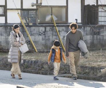 《某个男人》曝剧照 妻夫木聪首演律师搭档安藤樱