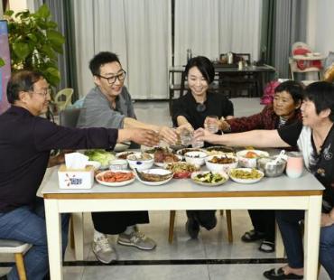 小鹿《送一百位女孩回家》新春特辑谈与男友感情 直言家中四代女性各有不同