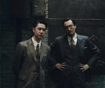 《无名》曝片段 王一博王传君西装革履逗狗反被吓