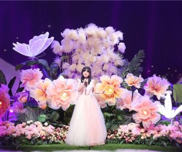 繁星歌手温奕心各地卫视送祝福，国民爆款《一路生花》霸屏春晚