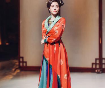 《美好年华研习社》上演“梦回唐朝”主题大秀