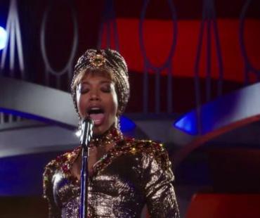 《与爱共舞》曝新预告，传奇歌后惠特妮·休斯顿无惧质疑唱出真我