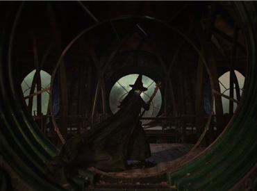 电影《魔法坏女巫》首曝剧照 女巫闪现场景压抑