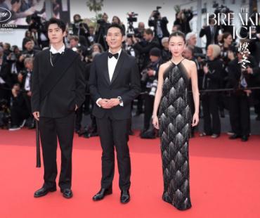 是枝裕和现身《燃冬》戛纳首映 映后热烈鼓掌！