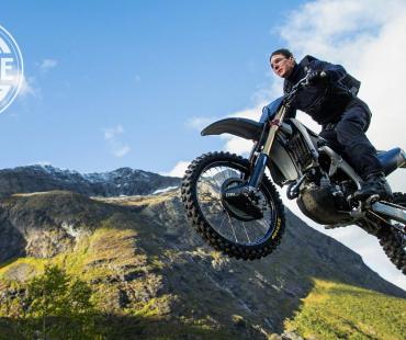 《碟中谍7》新剧照曝光 汤姆·克鲁斯骑摩托飞驰