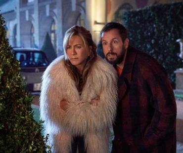 《谋杀疑案2》曝预告 安妮斯顿和桑德勒联手破案