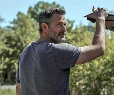 惊悚片《晚安妈咪》曝海量剧照 古怪荒诞气氛诡异