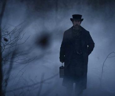 《淡蓝之眸》发布首张剧照 克里斯蒂安·贝尔出镜