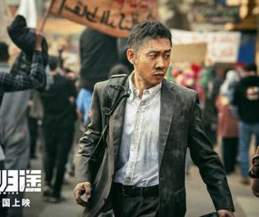 电影《万里归途》曝剧照，张译王俊凯殷桃演绎真实撤侨路