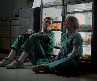 小雀斑新片《良心护士》成连环杀人犯 搭档劳模姐