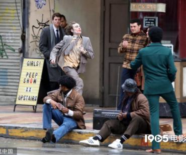 《小丑2》洛杉矶热拍 华金·菲尼克斯灰头土脸现身