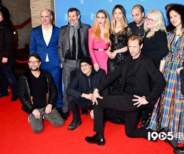 《无边泳池》柏林首映红毯 斯卡斯加德搞怪倒地